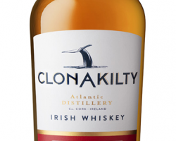 PORT CASK WHISKEY AND 2 TÚATH GLASSES HAMPER BOX